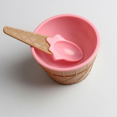 De Koppen van het kinderenroomijs met Opnieuw te gebruiken Lepelplastiek