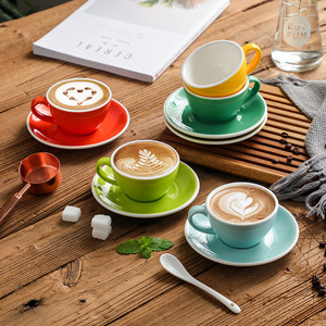 De veelkleurige 75ml-Koppen van de Porseleinespresso met Levering van de Schotels de Bulkkeuken
