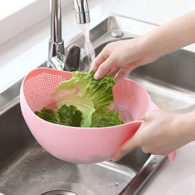 De plastic Kom van de Rijstzeef met de Drainagevergieten van de Handvatkeuken voor het Schoonmaken van Groenten