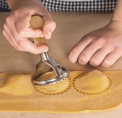 De Vorm van de roestvrij staalravioli met Houten die Handvat voor het Maken van Italiaanse Bollen wordt gebruikt