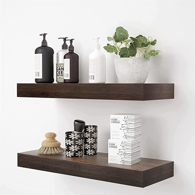 De drijvende Muur zette Houten Plankenrichels voor de Badkamerskeuken van de Slaapkamerwoonkamer op