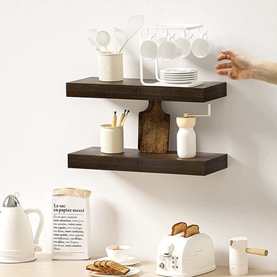 De drijvende Muur zette Houten Plankenrichels voor de Badkamerskeuken van de Slaapkamerwoonkamer op