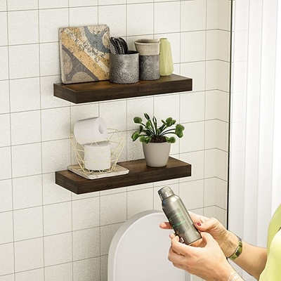 De drijvende Muur zette Houten Plankenrichels voor de Badkamerskeuken van de Slaapkamerwoonkamer op