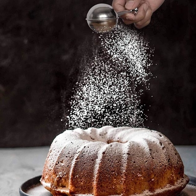 het Roestvrije staalhouseware van het bakkerijhulpmiddel de Schudbeker van het Bloemstofdoek