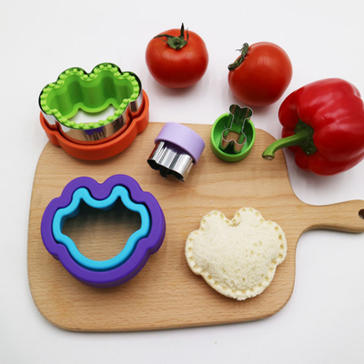4pcs het Roestvrije staalhouseware van de sandwichsnijder Bloem Dinos Circle Mickey Mold