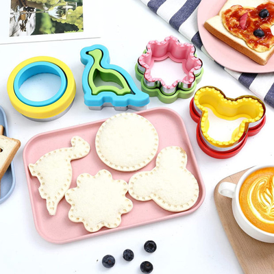 4pcs het Roestvrije staalhouseware van de sandwichsnijder Bloem Dinos Circle Mickey Mold