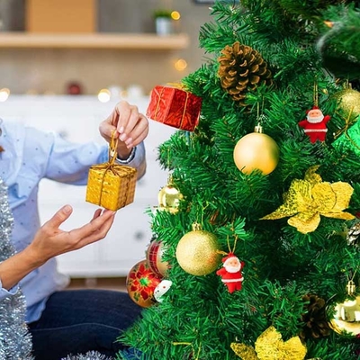 De Decoratie van de Foliemini gift box ornaments hanging van de Kerstmisboom