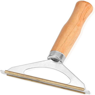 Het houten Pluksel van de Handvatpluis kleedt de Rol van het Haarvlekkenmiddel voor het Haar van het Klerenhuisdier