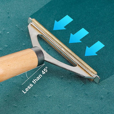 Het houten Pluksel van de Handvatpluis kleedt de Rol van het Haarvlekkenmiddel voor het Haar van het Klerenhuisdier