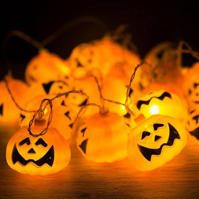 Binnen Openluchthalloween-Kerstmis siert van het LEIDENE de Lichten Pompoenkoord