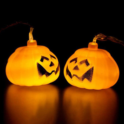 Binnen Openluchthalloween-Kerstmis siert van het LEIDENE de Lichten Pompoenkoord