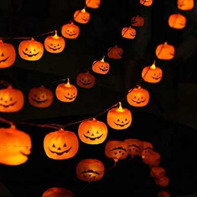 Binnen Openluchthalloween-Kerstmis siert van het LEIDENE de Lichten Pompoenkoord