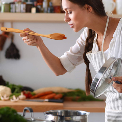 Houten Hart Gevormde die Bamboelepel voor het Koken van Lepel Liefde wordt gegraveerd