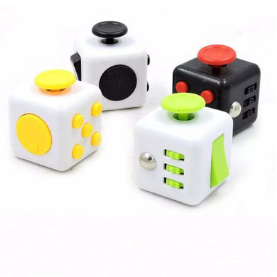 De kleurrijke Hulp van de Decompressiespanning friemelt Speelgoed Mini Gadgets Cube