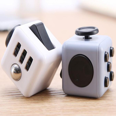 De kleurrijke Hulp van de Decompressiespanning friemelt Speelgoed Mini Gadgets Cube