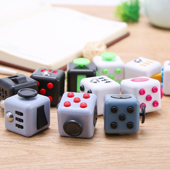 De kleurrijke Hulp van de Decompressiespanning friemelt Speelgoed Mini Gadgets Cube